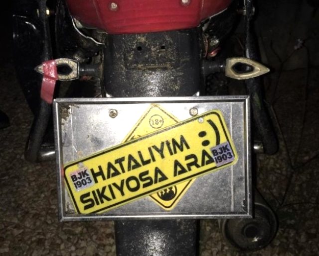 Ehliyetsiz sürücü arkasına 'Hatalıyım sıkıyorsa ara' yazdığı motosikletiyle kaza yaptı