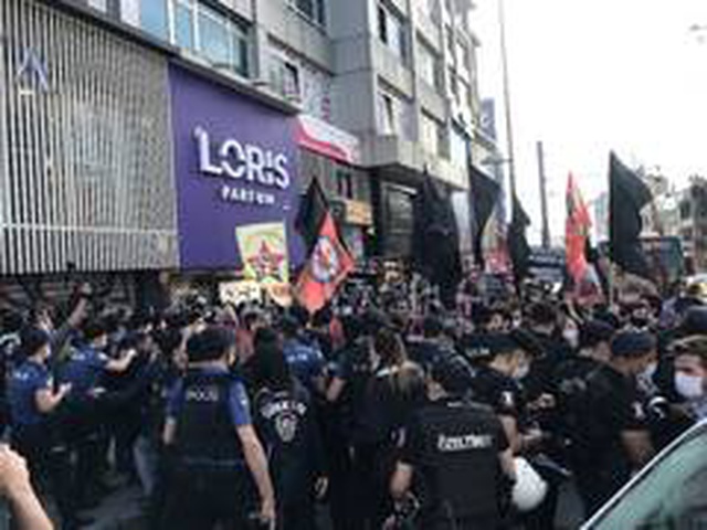 Kadıköy'de ABD'deki protestolara destek vermek isteyen gruba polis müdahale etti çok sayıda gözaltı var Kadıköy'de ABD'deki protestolara destek vermek isteyen gruba polis müdahale etti çok sayıda gözaltı var