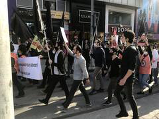 Kadıköy'de ABD'deki protestolara destek vermek isteyen gruba polis müdahale etti çok sayıda gözaltı var Kadıköy'de ABD'deki protestolara destek vermek isteyen gruba polis müdahale etti çok sayıda gözaltı var