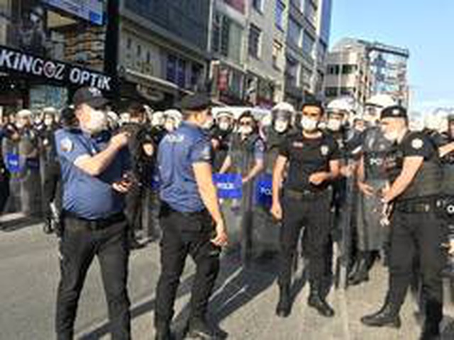 Kadıköy'de ABD'deki protestolara destek vermek isteyen gruba polis müdahale etti çok sayıda gözaltı var Kadıköy'de ABD'deki protestolara destek vermek isteyen gruba polis müdahale etti çok sayıda gözaltı var