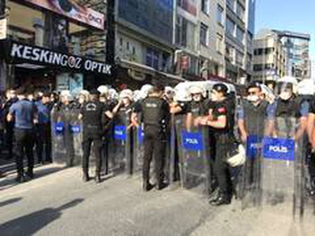 Kadıköy'de ABD'deki protestolara destek vermek isteyen gruba polis müdahale etti çok sayıda gözaltı var Kadıköy'de ABD'deki protestolara destek vermek isteyen gruba polis müdahale etti çok sayıda gözaltı var