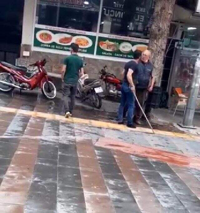 Köpeği fırça sapıyla dövdü, kasabın üzerine bıçakla yürüdü