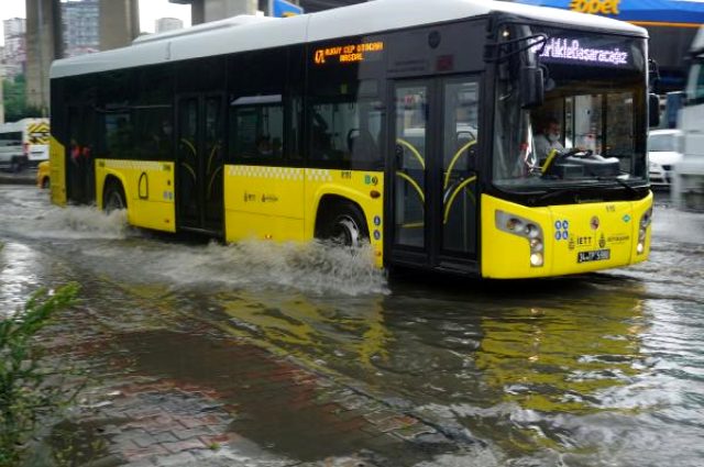 Sağanak yağış sonrası İstanbul'un bazı caddeleri dereye döndü