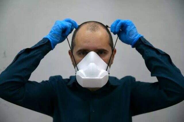 Sağlık çalışanlarının korunması amacıyla kendi kendini temizleyen maske geliştirildi Sağlık çalışanlarının korunması amacıyla kendi kendini temizleyen maske geliştirildi