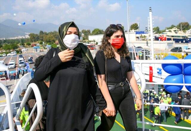 Şehit polis memuru Fethi Sekin'in isminin verildiği feribot İzmir'de denize indirildi