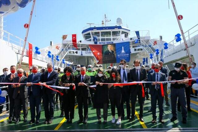 Şehit polis memuru Fethi Sekin'in isminin verildiği feribot İzmir'de denize indirildi