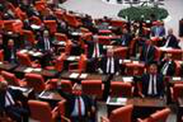 TBMM Genel Kurulu'nda 48 gün sonra 'maskeli' oturum TBMM Genel Kurulu'nda 48 gün sonra 'maskeli' oturum