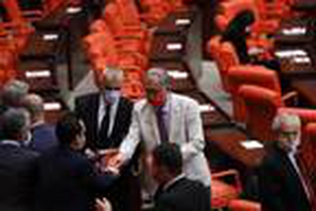 TBMM Genel Kurulu'nda 48 gün sonra 'maskeli' oturum TBMM Genel Kurulu'nda 48 gün sonra 'maskeli' oturum