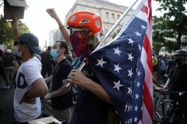 <a class='keyword-sd' href='/george-floyd/' title='George Floyd'>George Floyd</a> protestoları: Guardian'a göre 'Trump karmaşayı normalleştirdi, bedelini ABD ödüyor'