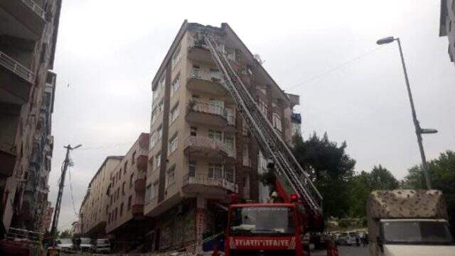 Güngören'de 5 katlı binanın balkonunda çökme meydana geldi Güngören'de 5 katlı binanın balkonunda çökme meydana geldi