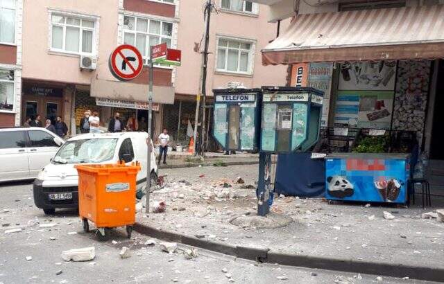 Güngören'de 5 katlı binanın balkonunda çökme meydana geldi Güngören'de 5 katlı binanın balkonunda çökme meydana geldi