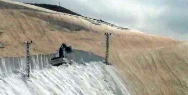 Haziran ayında 7 metre karla kaplı yolu açma çabası Haziran ayında 7 metre karla kaplı yolu açma çabası