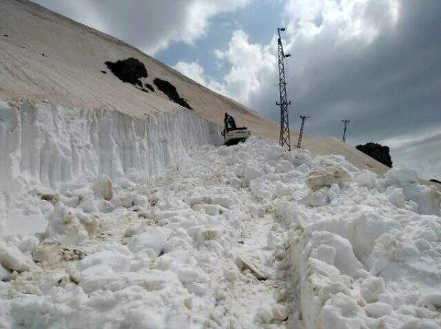 Haziran ayında 7 metre karla kaplı yolu açma çabası Haziran ayında 7 metre karla kaplı yolu açma çabası