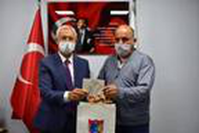 Unuttuğu 60 bin lirasını teslim eden taksiciye 31 lira bahşiş verdi Unuttuğu 60 bin lirasını teslim eden taksiciye 31 lira bahşiş verdi