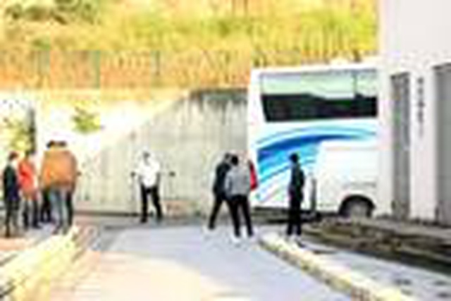 Yaşlı kadın yolda koronavirüs olduğunu öğrendi, yolcu otobüsüyle hastaneye götürüldü Yaşlı kadın yolda koronavirüs olduğunu öğrendi, yolcu otobüsüyle hastaneye götürüldü