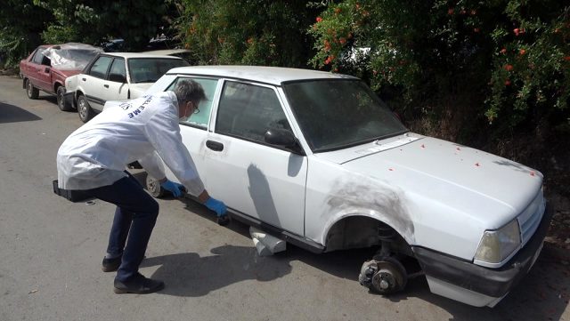 Araç sahibini şoke eden görüntü: Hırsızlar otomobili tekerleksiz bıraktı