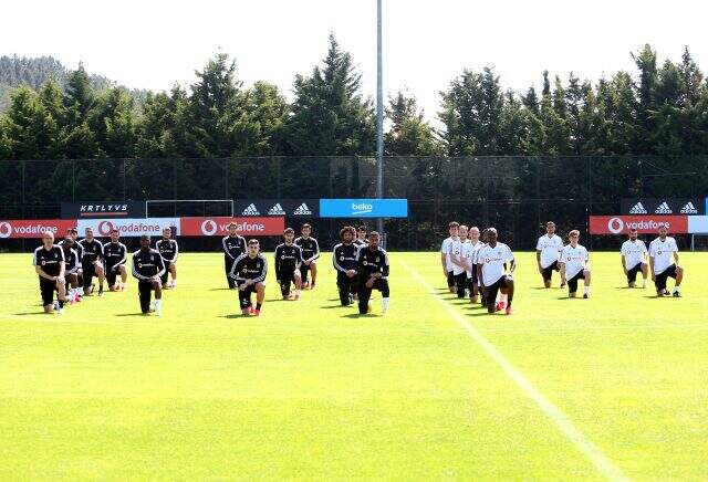 Beşiktaşlı futbolcular, George Floyd'u baş harflerini oluşturarak ırkçılığa tepki gösterdiler