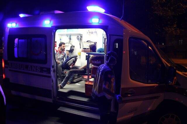 Diyarbakır'da akraba 2 aile arasında çıkan silahlı kavgada 3 kişi öldü, 3 kişi yaralandı Diyarbakır'da akraba 2 aile arasında çıkan silahlı kavgada 3 kişi öldü, 3 kişi yaralandı
