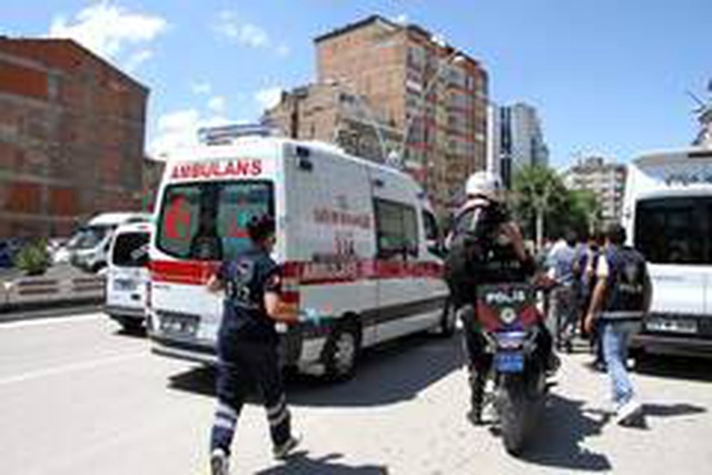 2 yolcuyu maske takması için uyaran minibüs şoförü bıçaklandı