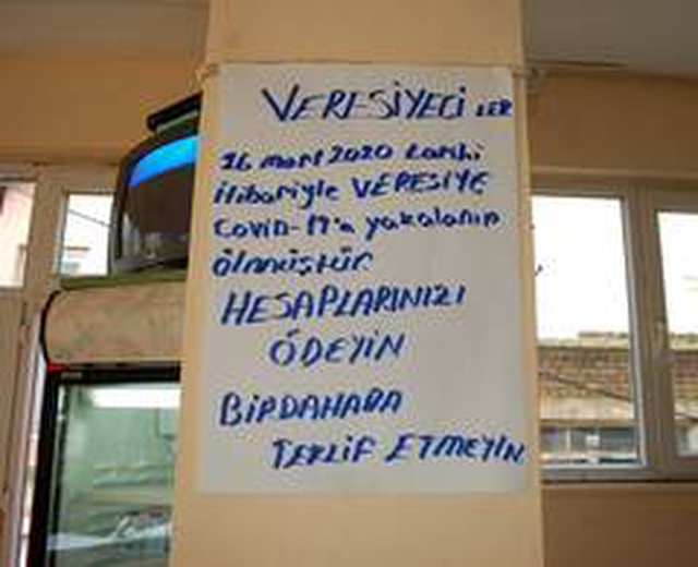Kahveci astı, müşterileri şaşkınlıkla okudu: 'Veresiye, Covid-19'a yakalanıp ölmüştür' Kahveci astı, müşterileri şaşkınlıkla okudu: 'Veresiye, Covid-19'a yakalanıp ölmüştür'