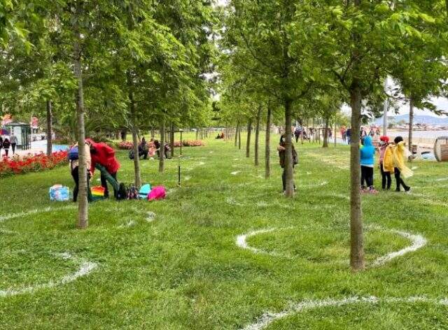 Sosyal mesafenin korunması için Caddebostan Sahili'ne çizilen çemberler silindi Sosyal mesafenin korunması için Caddebostan Sahili'ne çizilen çemberler silindi