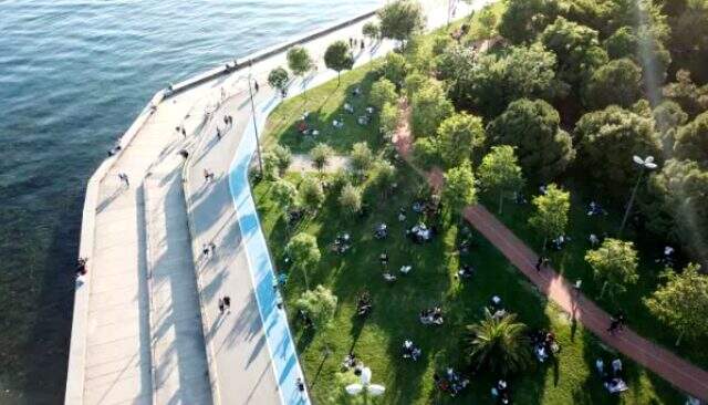 Sosyal mesafenin korunması için Caddebostan Sahili'ne çizilen çemberler silindi Sosyal mesafenin korunması için Caddebostan Sahili'ne çizilen çemberler silindi