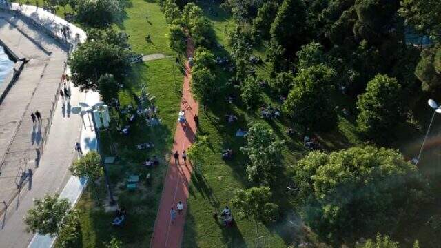 Sosyal mesafenin korunması için Caddebostan Sahili'ne çizilen çemberler silindi Sosyal mesafenin korunması için Caddebostan Sahili'ne çizilen çemberler silindi