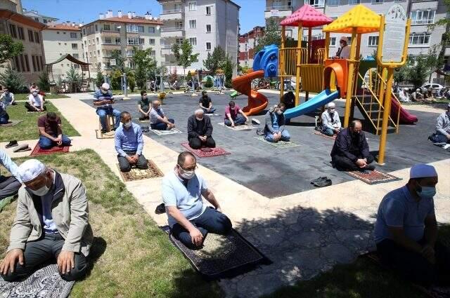 Cuma namazında imam, kaydırağa çıkarak hutbe okudu