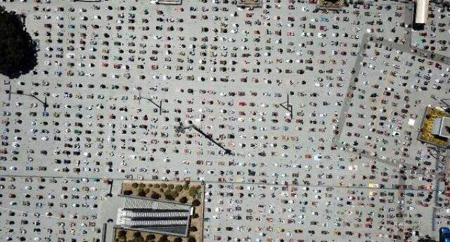 Esenyurt Meydanı'nda Cuma Namazı kılan yüzlerce kişi havadan görüntülendi Esenyurt Meydanı'nda Cuma Namazı kılan yüzlerce kişi havadan görüntülendi