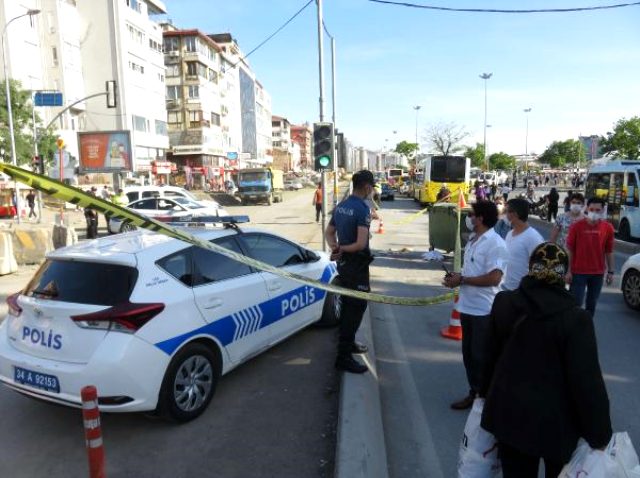Kadıköy'de ayağı takılınca otobüsün arka tekerleğinin altında kalan yaya feci şekilde can verdi