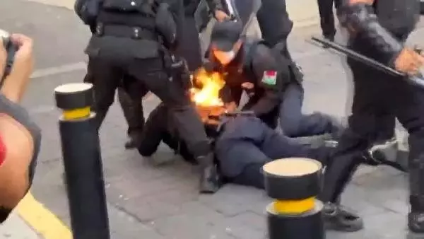 George Floyd protestolarına katılan eylemciler, polisi ateşe verdi