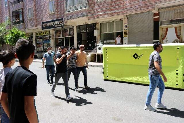 Çocuğunu görmek için intihar girişiminde bulunan babayı polis ikna etti