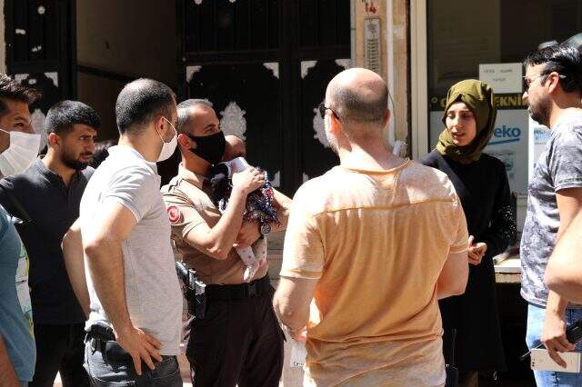 Çocuğunu görmek için intihar girişiminde bulunan babayı polis ikna etti