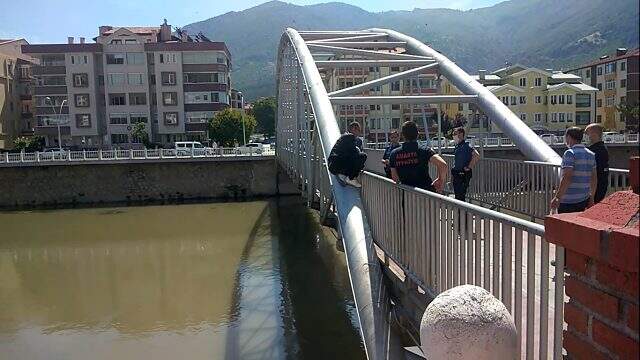 Köprüde intihara kalkışan kişiyi itfaiye eri çekip aldı Köprüde intihara kalkışan kişiyi itfaiye eri çekip aldı