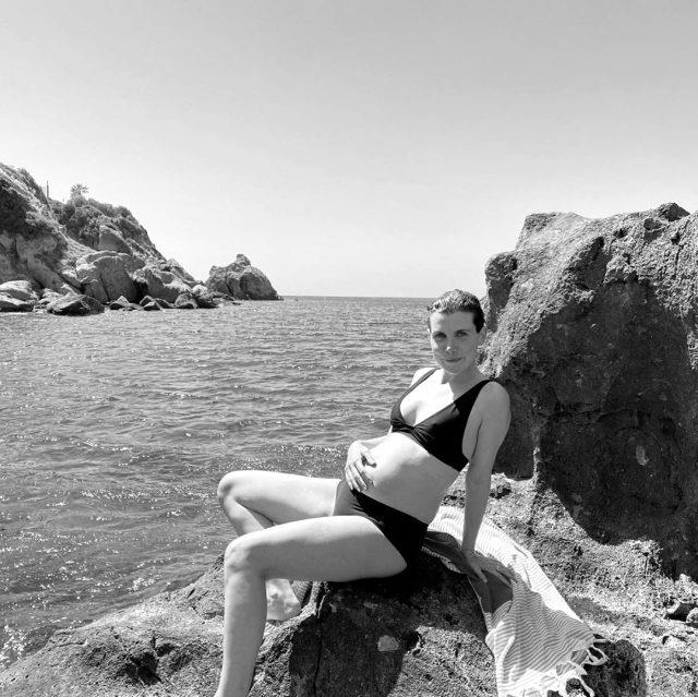 5,5 aylık hamile olan Çocuklar Duymasın dizisinin Duygu'su deniz kenarında bikinili poz verdi