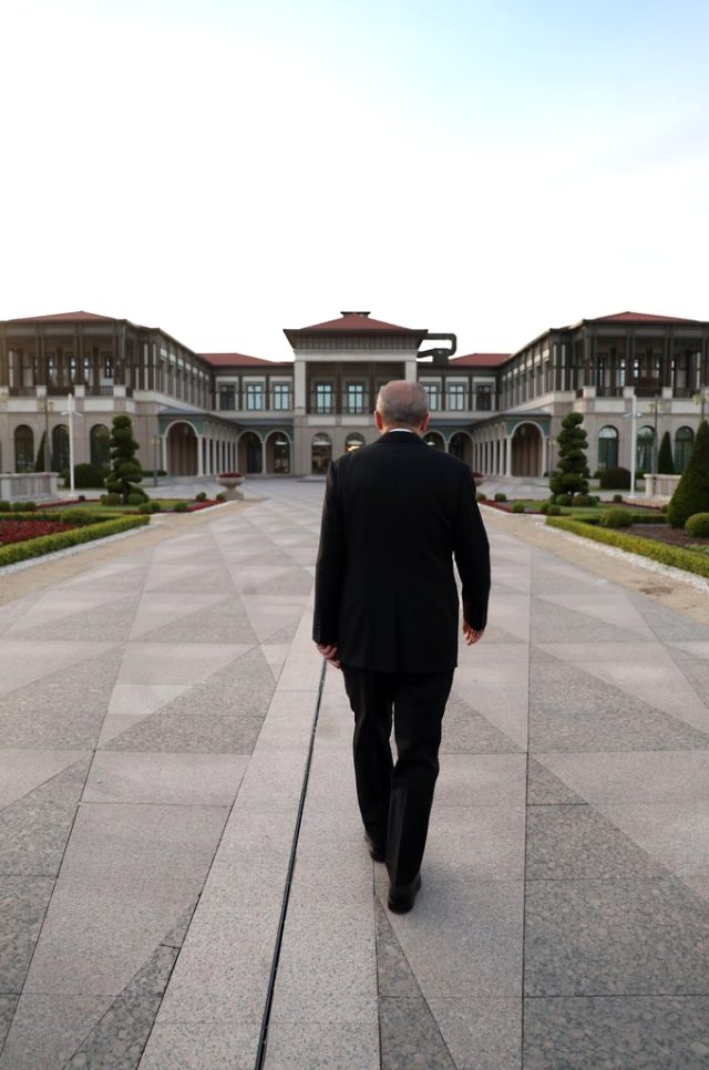 Cumhurbaşkanı Erdoğan, Ankara'daki çalışmalarından fotoğraflar paylaştı