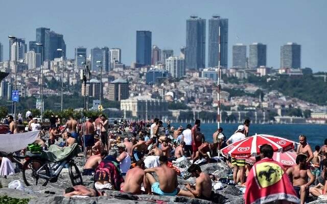 Deniz kenarında çekilen fotoğraf Bakan Koca'yı yine kızdıracak cinsten