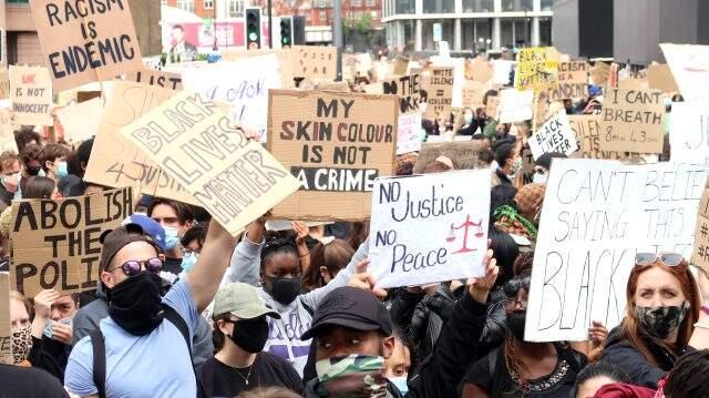 Londra'da binlerce kişi, George Floyd'un ölümünü protesto etmek için ABD Büyükelçiliği'ne yürüdü