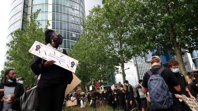 Londra'da binlerce kişi, George Floyd'un ölümünü protesto etmek için ABD Büyükelçiliği'ne yürüdü