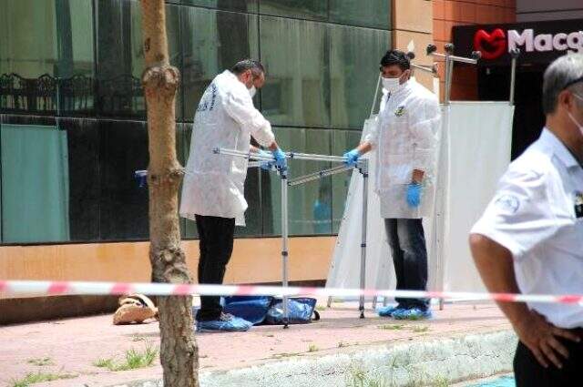 Çatıdan düşüp hayatını kaybeden işçinin yakınları sinir krizi geçirdi Çatıdan düşüp hayatını kaybeden işçinin yakınları sinir krizi geçirdi