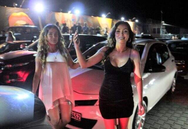 Eğlence merkezinin otoparkında düzenlenen 'Araç partisi'nde sosyal mesafe hiçe sayıldı Eğlence merkezinin otoparkında düzenlenen 'Araç partisi'nde sosyal mesafe hiçe sayıldı