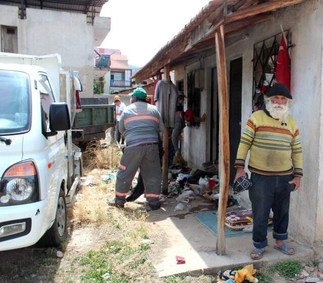 Manisa'da 30 metrekare evden 15 ton çöp çıkarıldı Manisa'da 30 metrekare evden 15 ton çöp çıkarıldı