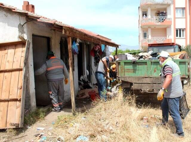 Manisa'da 30 metrekare evden 15 ton çöp çıkarıldı Manisa'da 30 metrekare evden 15 ton çöp çıkarıldı