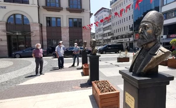 Ertuğrul Gazi yerine Engin Altan Düzyatan büstü yaptıran Ordu Belediyesi, 2 büstü daha kaldırdı