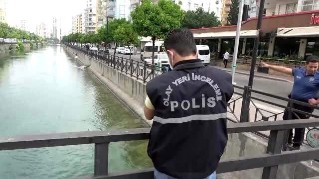 Adana'da düzenlenen FETÖ operasyonunda, şüpheli şahıs cep telefonunu sulama kanalına attı Adana'da düzenlenen FETÖ operasyonunda, şüpheli şahıs cep telefonunu sulama kanalına attı