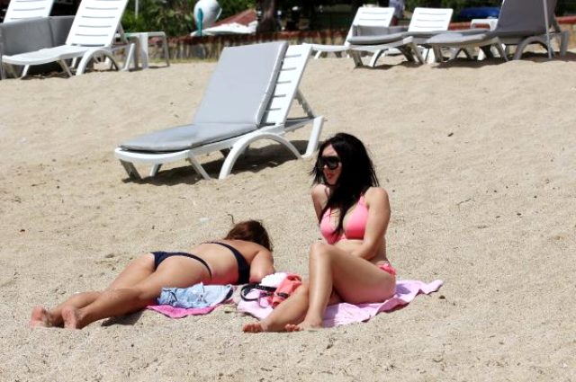 Antalya'da sıcak hava fırsat bilenler soluğu plajlarda aldı