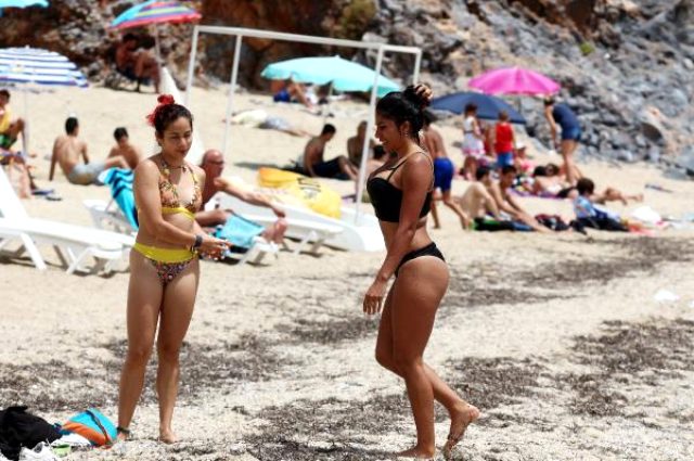 Antalya'da sıcak hava fırsat bilenler soluğu plajlarda aldı