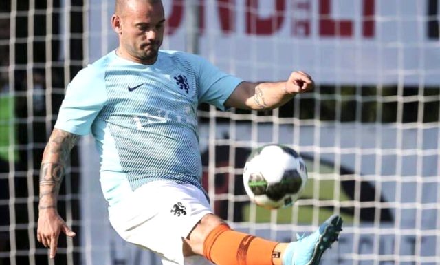 Galatasaray'da yardımcı antrenör olacağı konuşulan Sneijder'den ilk açıklama: Şu an futbolculara rehberlik yapıyorum