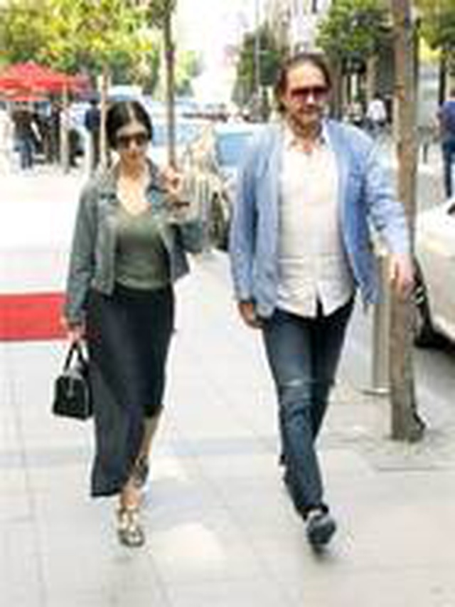 <a class='keyword-sd' href='/hakan-mericliler/' title='Hakan Meriçliler'>Hakan Meriçliler</a> sevgilisinin elini bıraktı