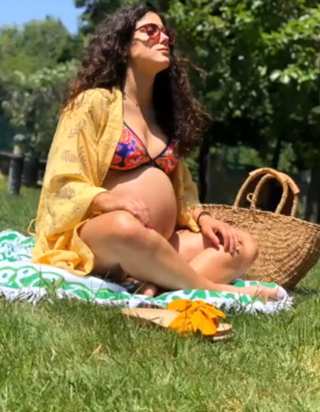 9 aylık hamile Cansu Tosun, bikinili pozlarını paylaştı